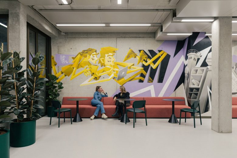 зона отдыха с диваном Miro Office