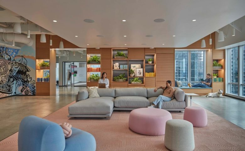 зона отдыха с диваном и пуфами TikTok USDS Offices