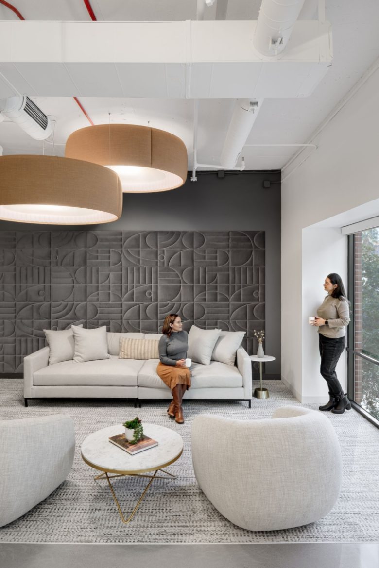 зона отдыха с диваном у окна 180 Howard