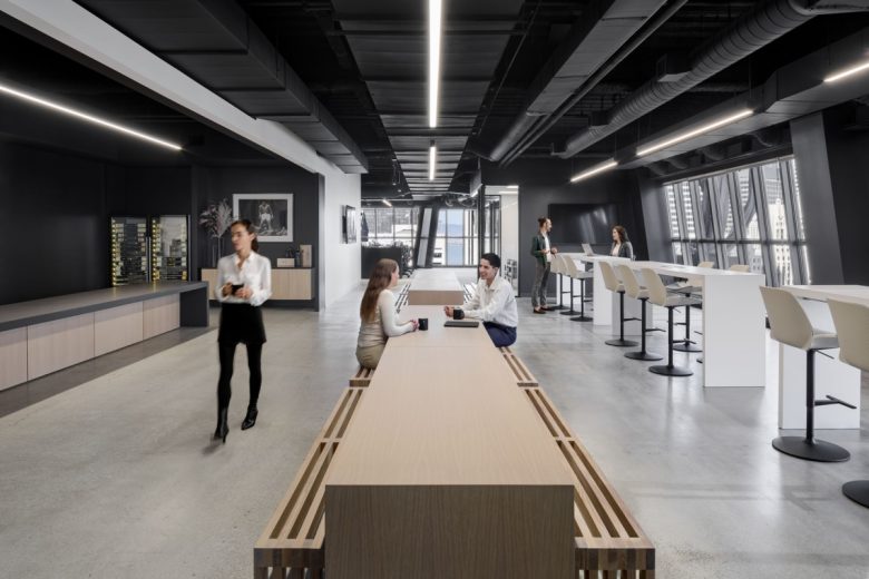 зона отдыха с длинными столами и лавочками North Point