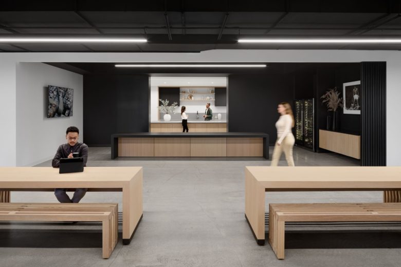 зона отдыха с длинными столами и лавочками North Point