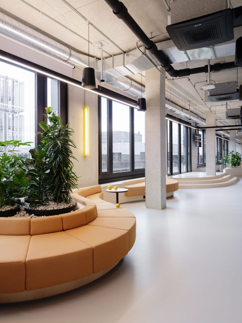 зона отдыха с фигурными диванами офис IT-компании