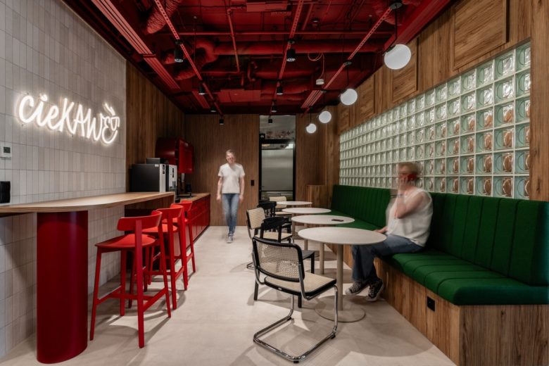 зона отдыха с красными стульями KRUK