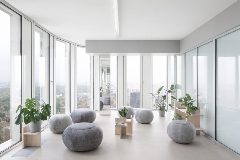 зона отдыха с круглыми пуфами Signa Sports United High‑Rise Tower