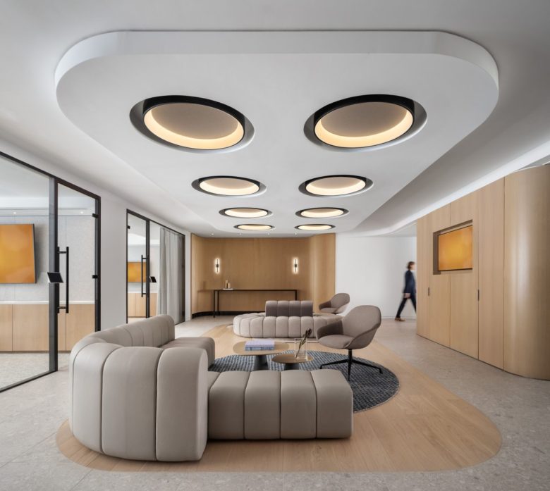 зона отдыха с мягкими диванами Amenity Suite на 2100 Pennsylvania Avenue