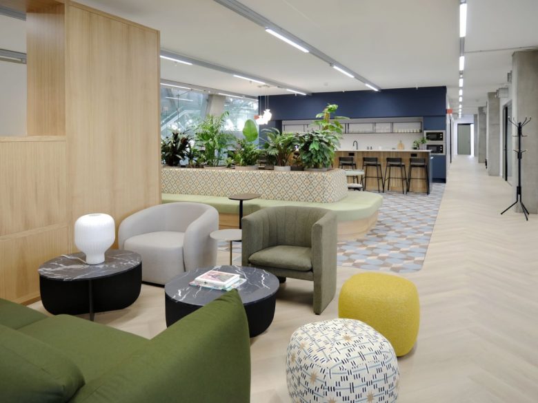 зона отдыха с мягкими креслами Studio Y