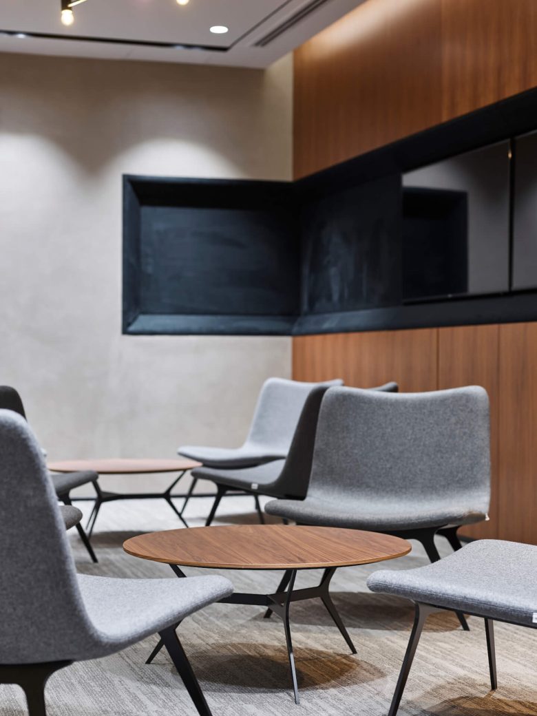 зона отдыха с мягкими стульями TECOM DKP Management Office