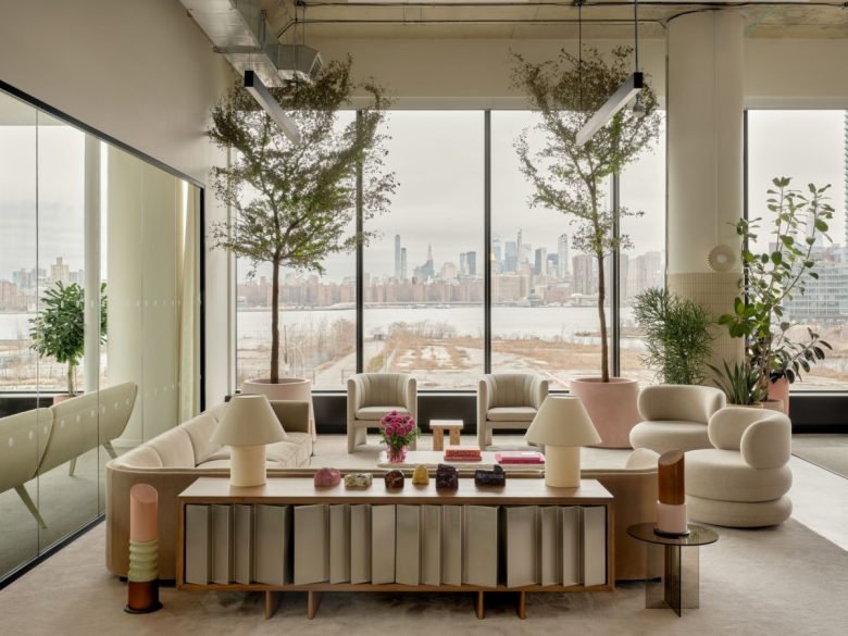 зона отдыха с мягкими стульями-пуфами amika Offices