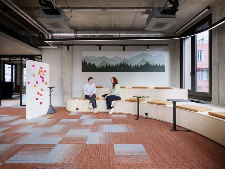 зона отдыха с полукруглыми диванами офис IT-компании