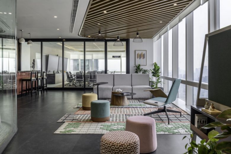 зона отдыха с пуфиками  Russell Reynolds Associates в Лондоне