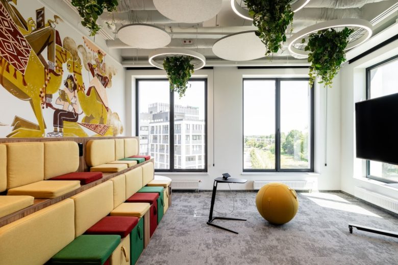 зона отдыха с сидениями-лестницей KRUK