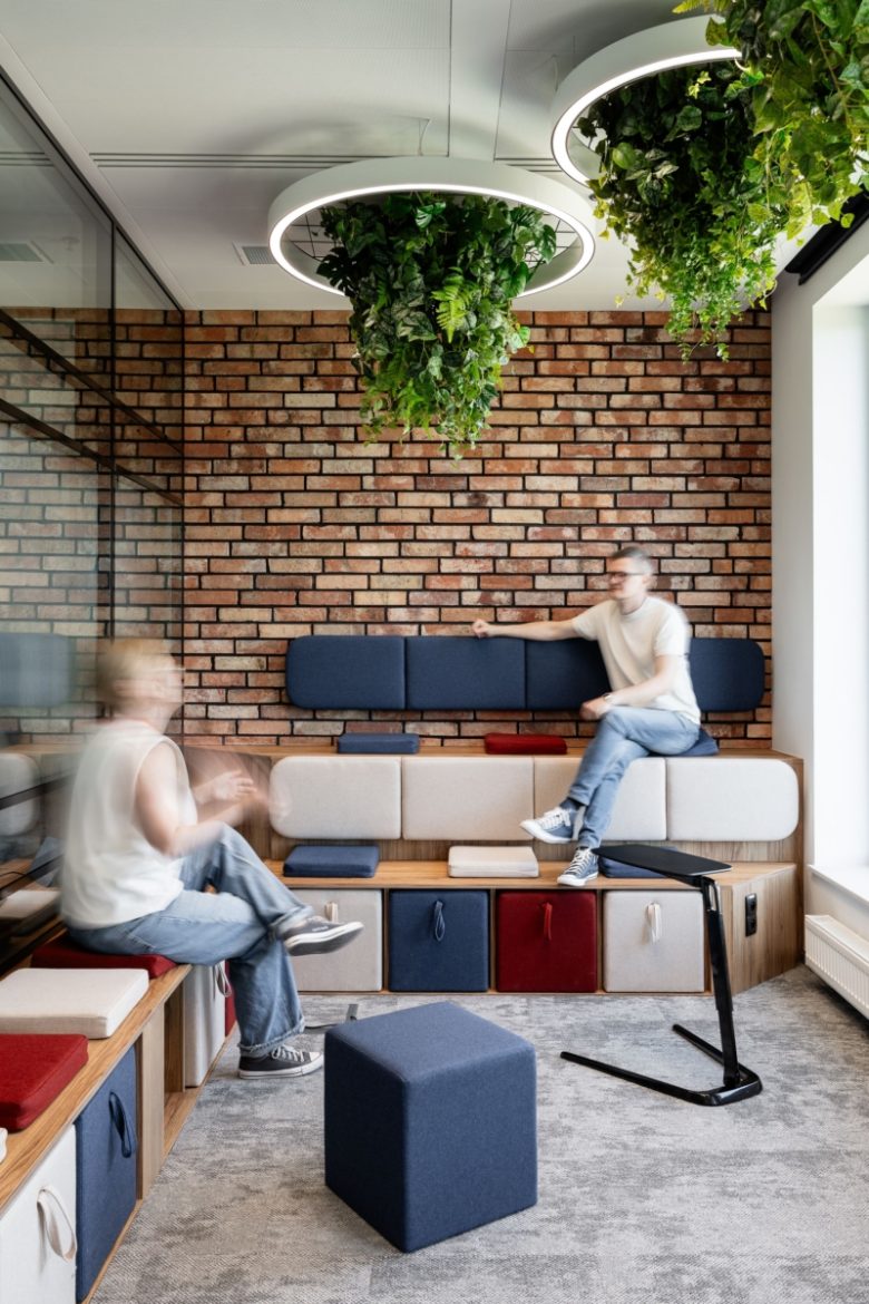 зона отдыха с сидениями-лестницей KRUK