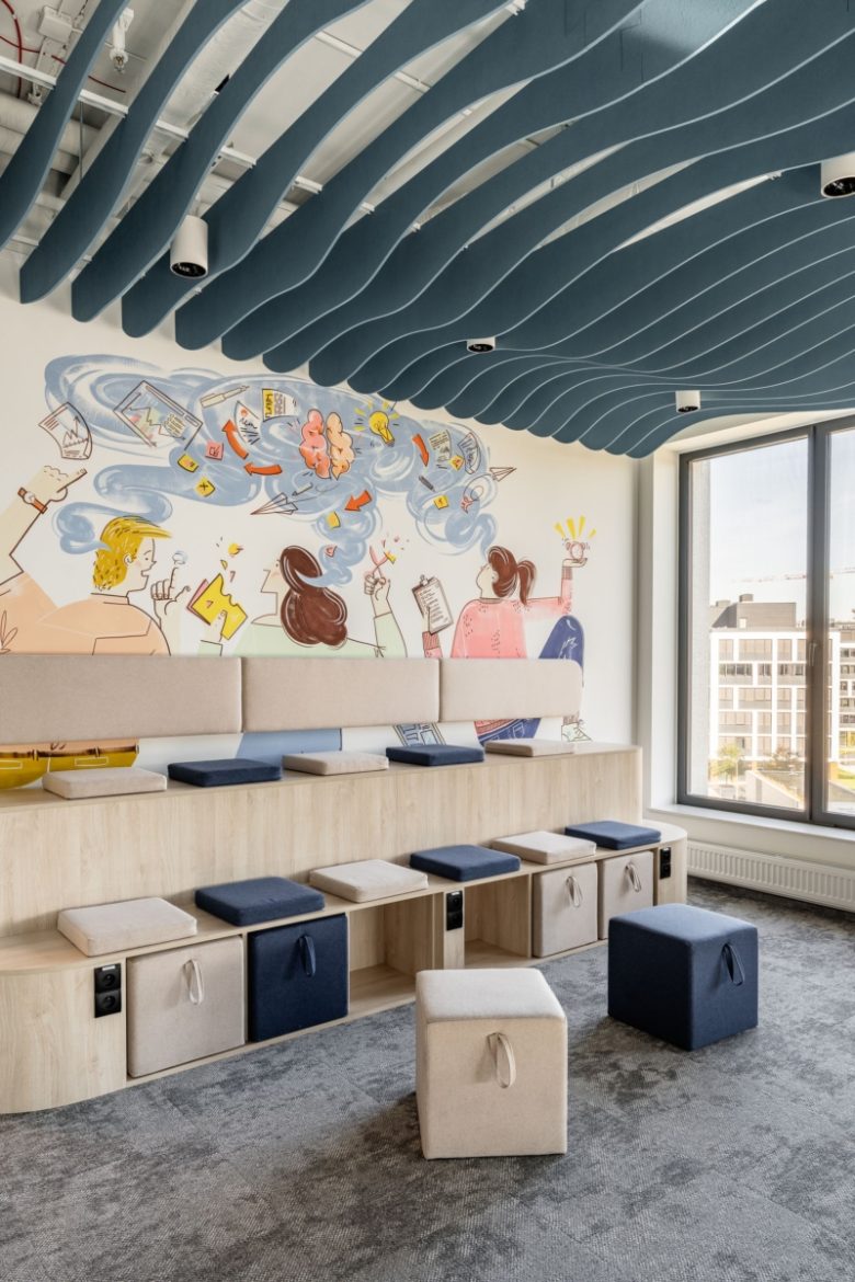 зона отдыха с сидениями-лестницей KRUK