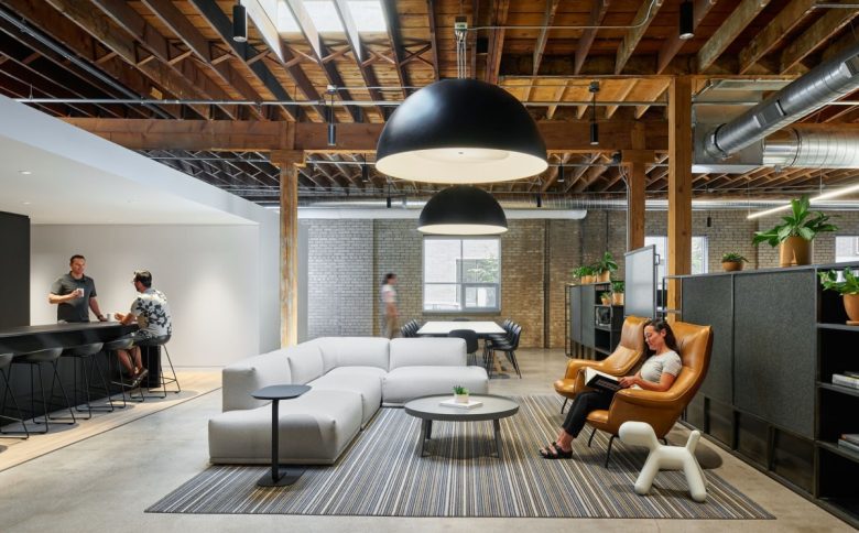 зона отдыха с угловым диваном UrbanWorks Architecture Offices