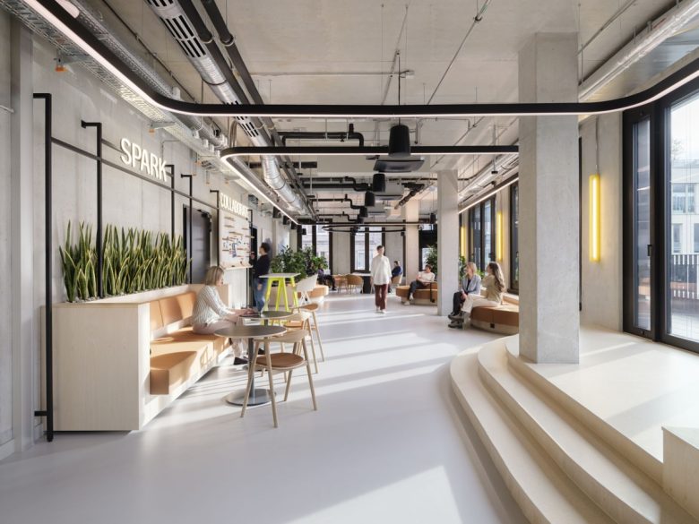 зона отдыха с выходом на террасу офис IT-компании