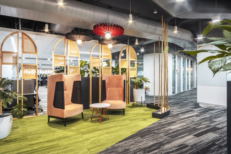 зона отдыха с высокими креслами Mitsubishi UFJ Financial Group