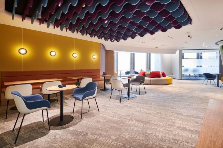 зона отдыха со столиками China Merchants Securities Office