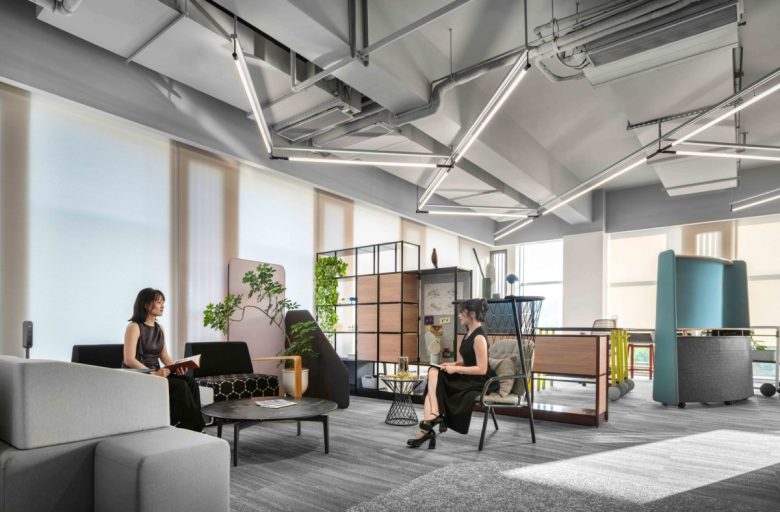 зона отдыха со столиками Steelcase Offices and Showroom