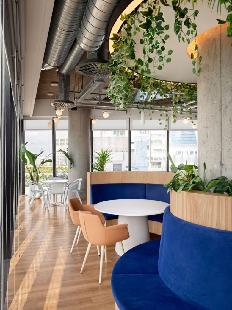 зона отдыха со столиками у окна Informa Offices