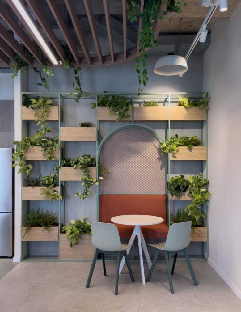 зона отдыха со столиком у стены Confidential Client Offices