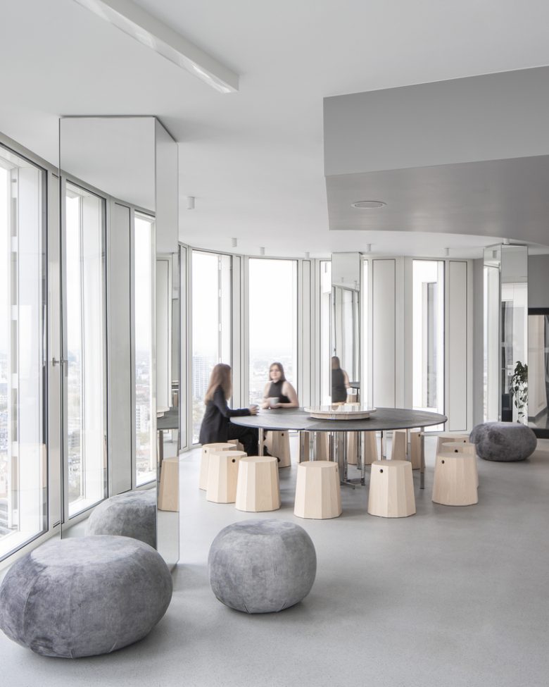 зона отдыха у окна Signa Sports United High‑Rise Tower