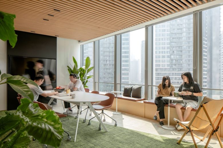 зона отдыха у окна компании 3H Inc.