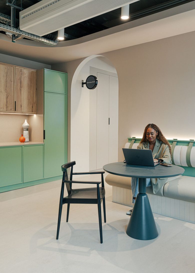 зона отдыха в светлозеленых тонах Mastercard