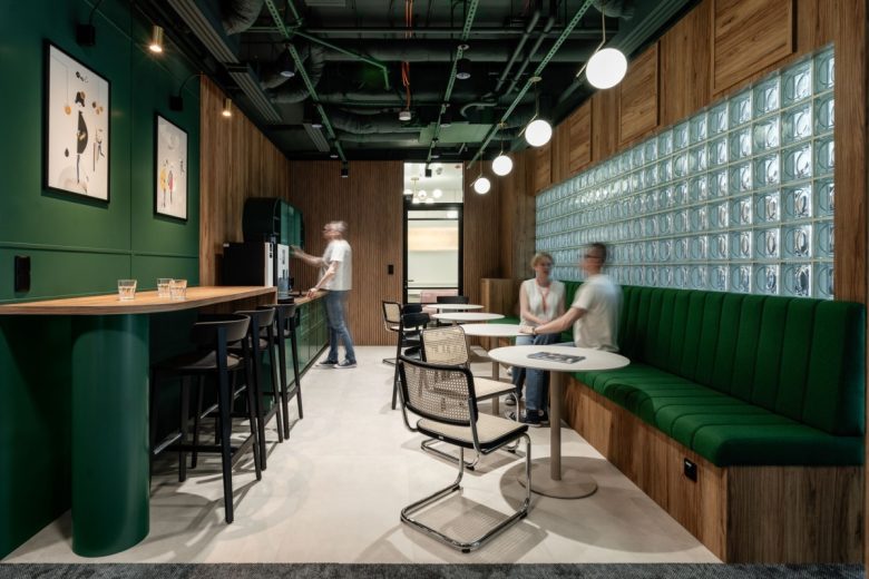 зона отдыха в зеленом стиле в офисе KRUK