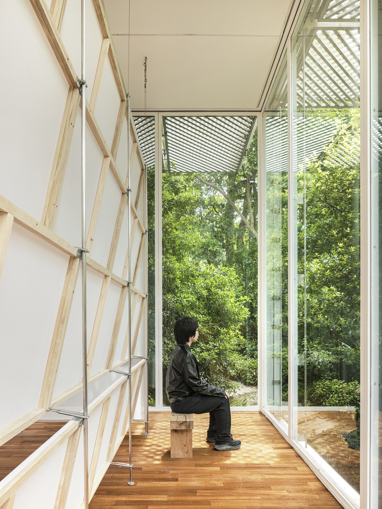 зона отдыха вдоль окна Korean Pavilion