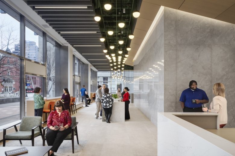 зона отдыха вдоль окон Dickie McCamey, & Chilcote Offices