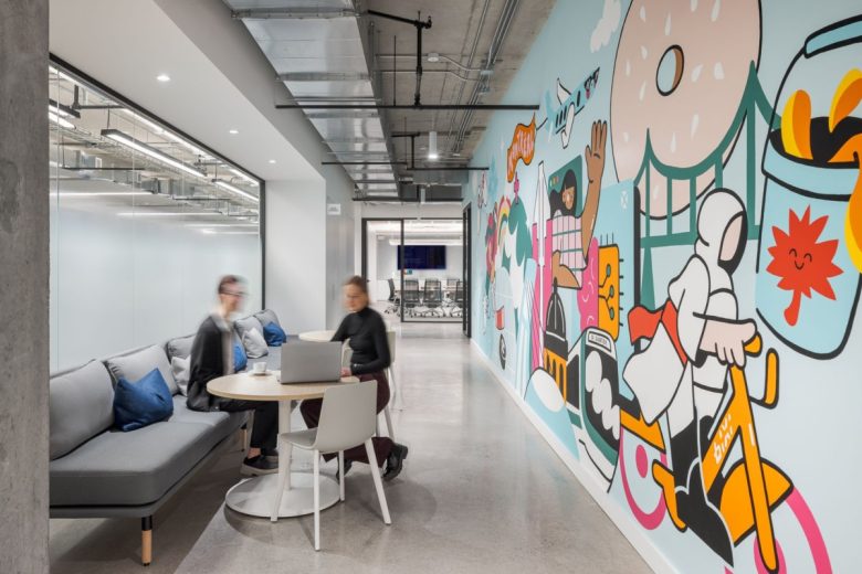 зона отдыха вдоль стены с графити Montréal International Offices