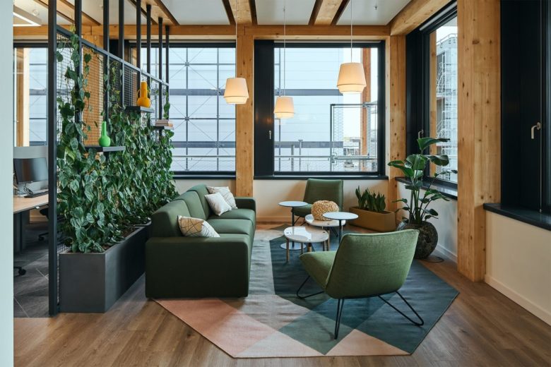 зона отдыха - зеленые диваны  IT-компании в Сан-Франциско