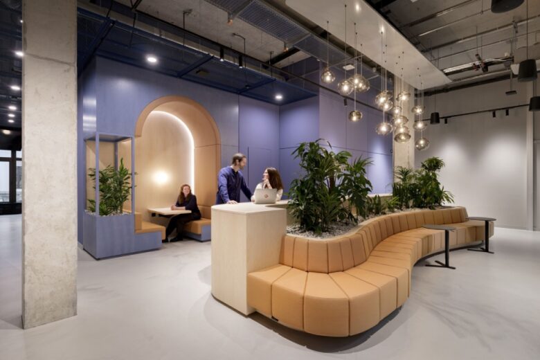 зона отдыха_фигурный диван офис IT-компании