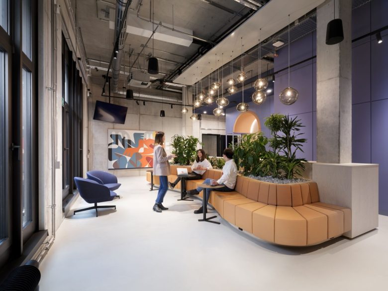 зона отдыха_фигурный диван офис IT-компании