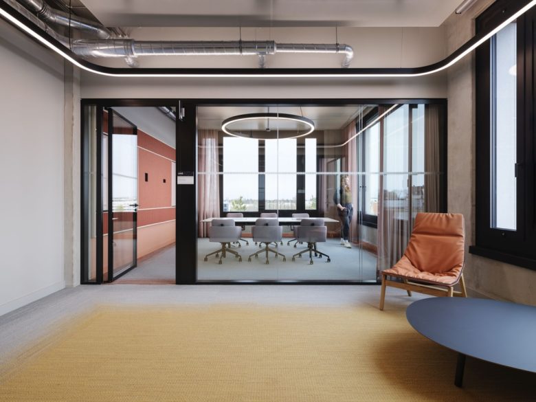 зона ожидания и кабинет за стеклянной перегородкой офис IT-компании