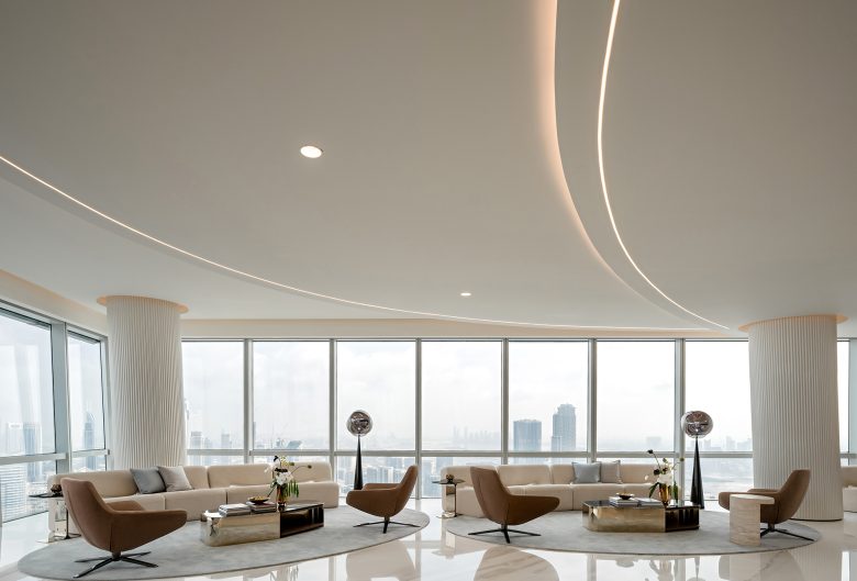 зона ожидания с диванами Refine Dubai Headquarters