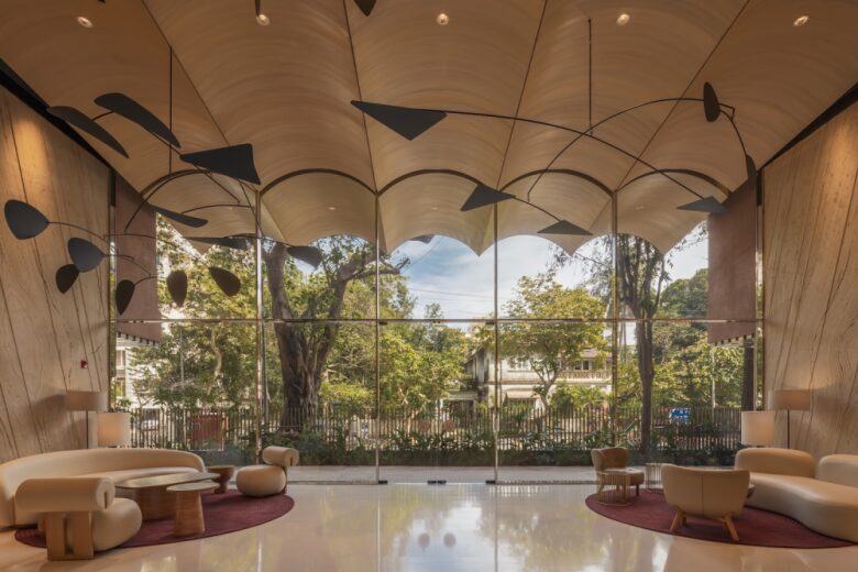 зона ожидания с диванами Satguru’s Rendezvous