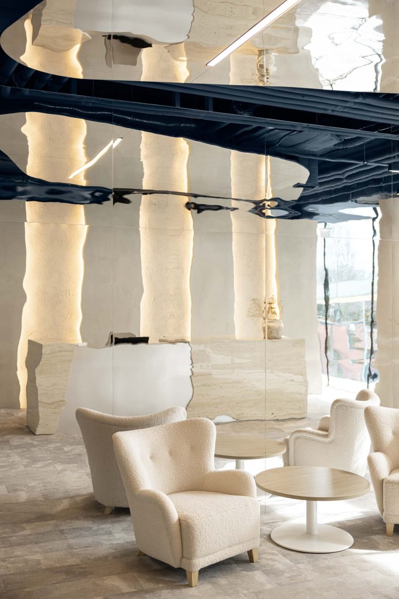 зона ожидания с креслами Oporto MAZARS offices