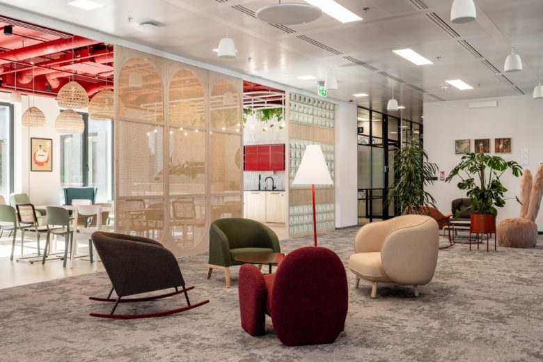 зона ожидания с креслом качалкой в офисе KRUK