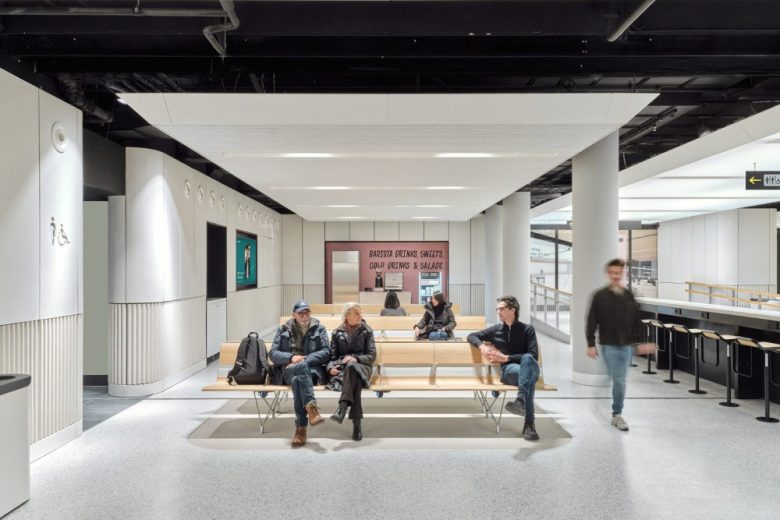 зона ожидания с лавочками Eurostar UK Terminal