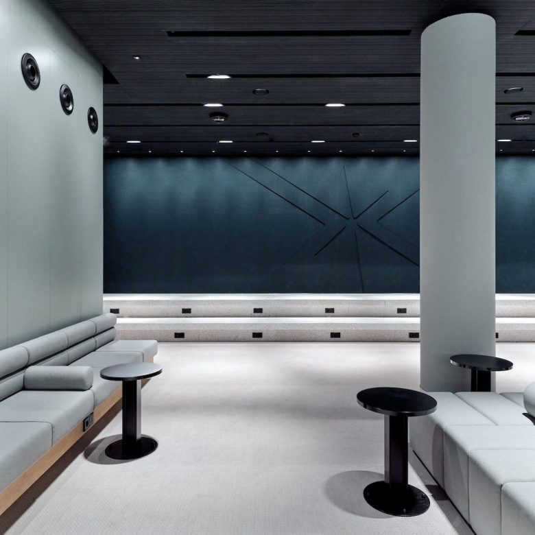 зона ожидания с мягкими диванами Eurostar UK Terminal