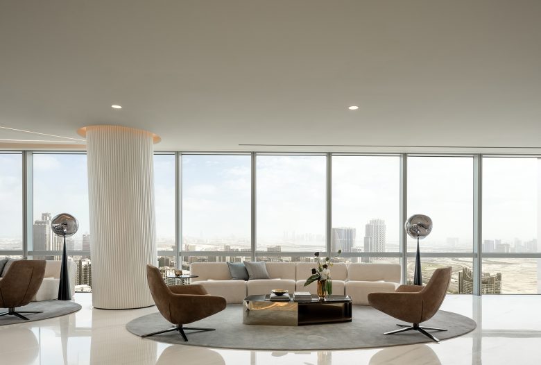 зона ожидания у окна Refine Dubai Headquarters вид спереди