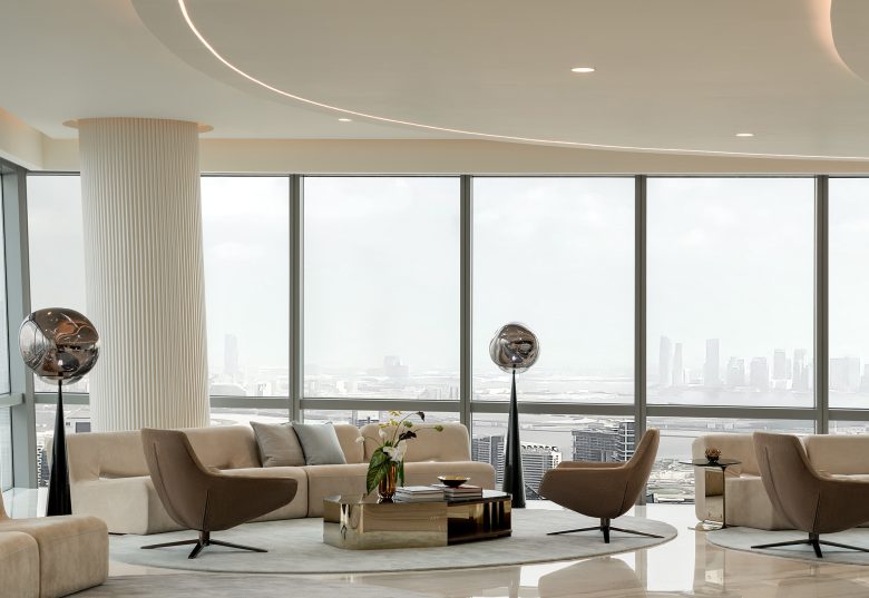 зона ожидания у окна Refine Dubai Headquarters