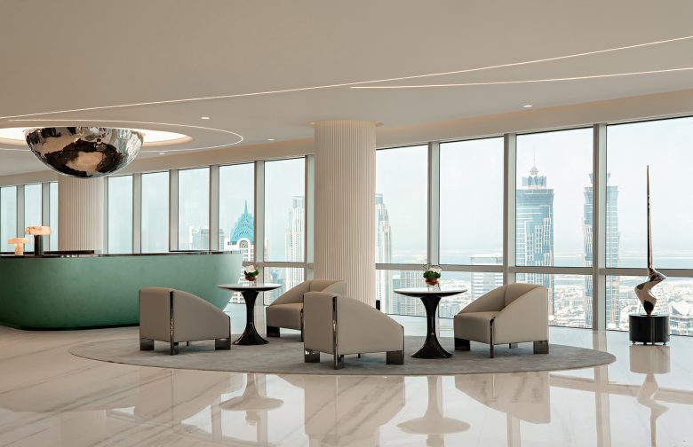 зона ожидания у ресепшн Refine Dubai Headquarters вид с другой стороны
