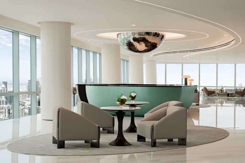 зона ожидания у ресепшн Refine Dubai Headquarters вид сбоку