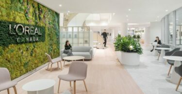 зона ожидания стена с брендом L'Oréal Canada
