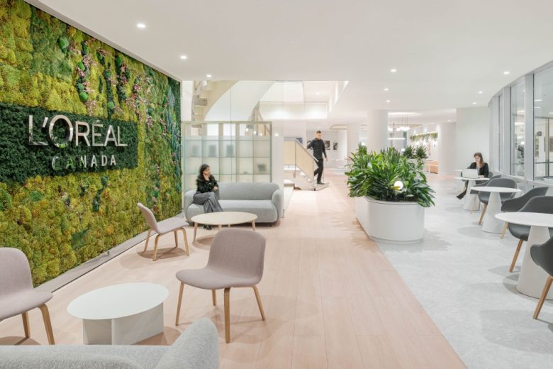 зона ожидания стена с брендом L'Oréal Canada