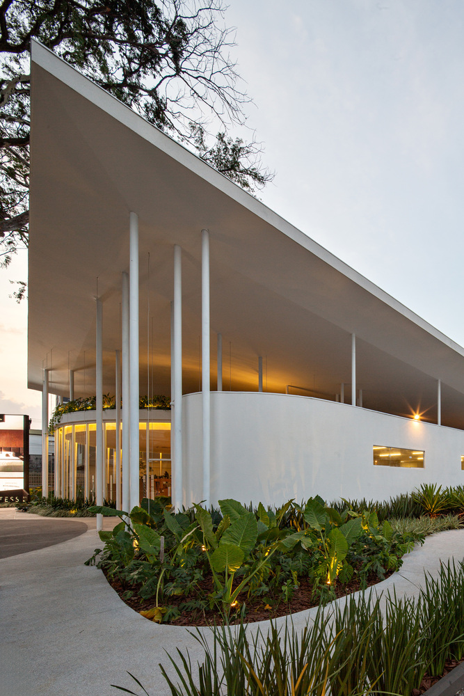 зона перед павильоном Pavilion Tess