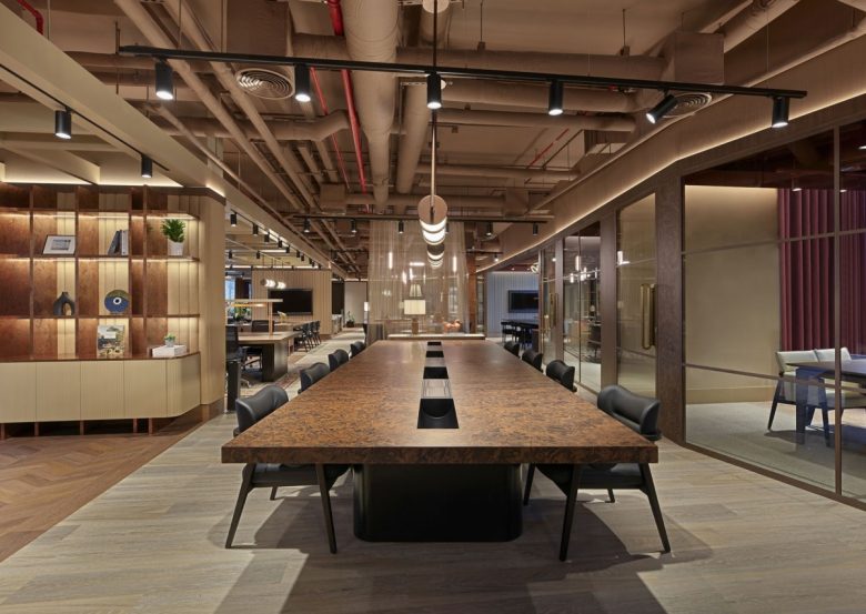 зона переговоров длинный стол Accor