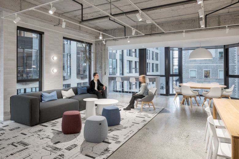 зона переговоров с мягким диваном Montréal International Offices